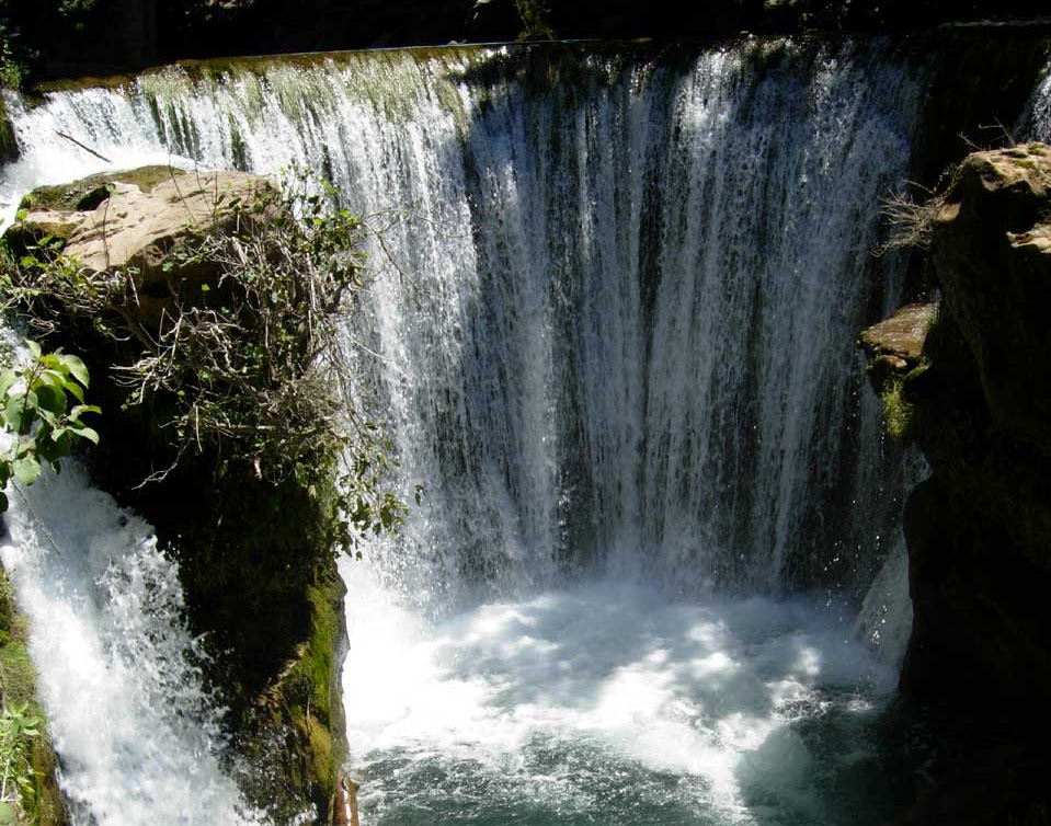 La cascade de l'Oulette et sa vasque d'eau turquoise