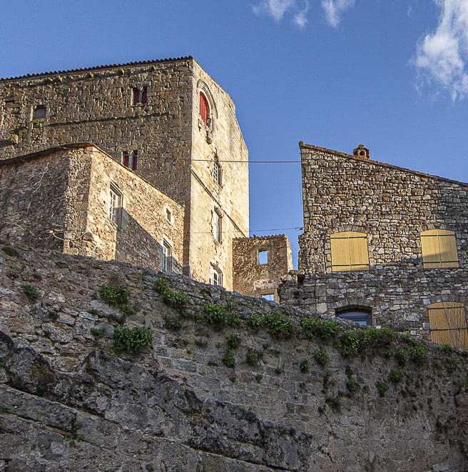 Maisons du village de Soubès au bord de la Lergue